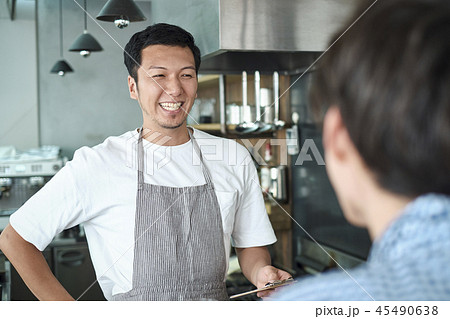 カフェで働くスタッフ 45490638
