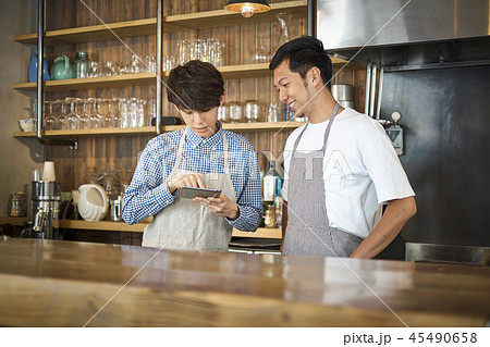 カフェで働くスタッフの写真素材