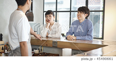 カフェでくつろぐカップル 45490661