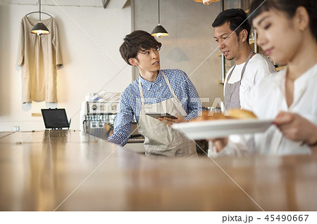 カフェで働くスタッフの写真素材