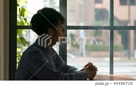 カフェでくつろぐ男性 カフェでくつろぐ男性 45490728