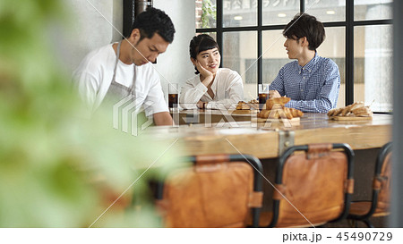 カフェでくつろぐカップル カフェでくつろぐカップル 45490729