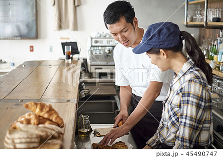 カフェで働くスタッフ 45490747