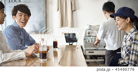 カフェで働くスタッフ 45490776