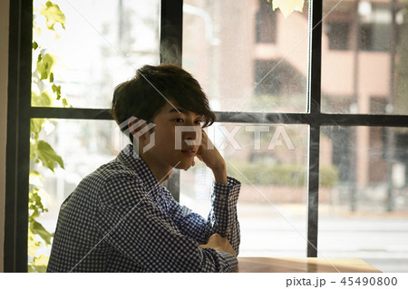 カフェでくつろぐ男性 45490800