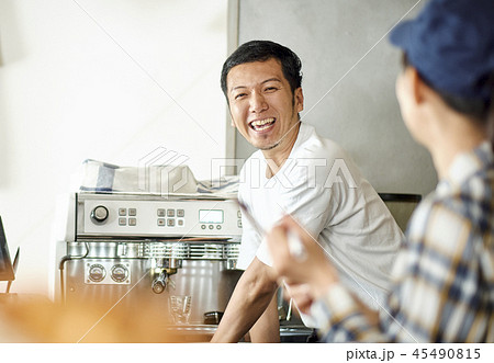 カフェで働くスタッフ 45490815