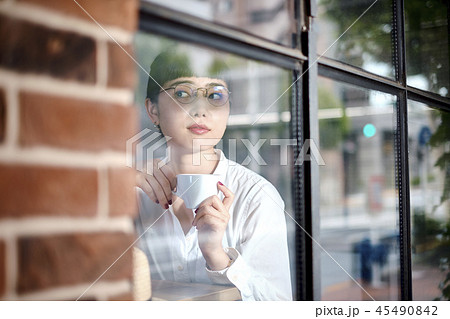 カフェでくつろぐ女性 45490842