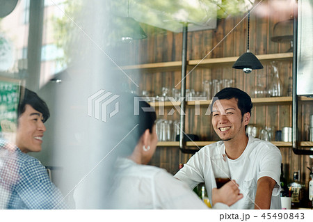 カフェで働くスタッフ カフェで働くスタッフ 45490843