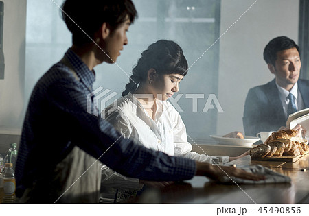 カフェで働くスタッフ 45490856