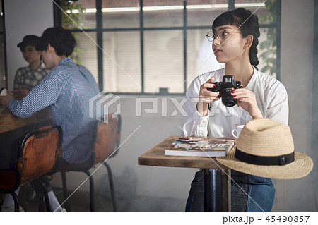 カフェでくつろぐ女性 カフェでくつろぐ女性 45490857
