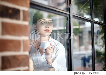 カフェでくつろぐ女性 45490898