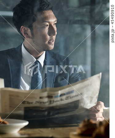 カフェでくつろぐビジネスマン 45490910