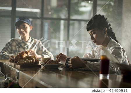 カフェでくつろぐ女性 45490911