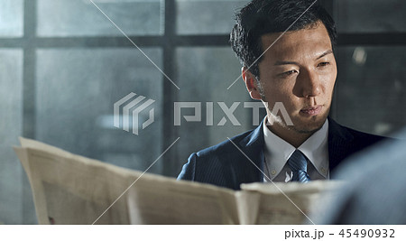 カフェでくつろぐビジネスマン カフェでくつろぐビジネスマン 45490932