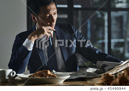 カフェでくつろぐビジネスマン カフェでくつろぐビジネスマン 45490944