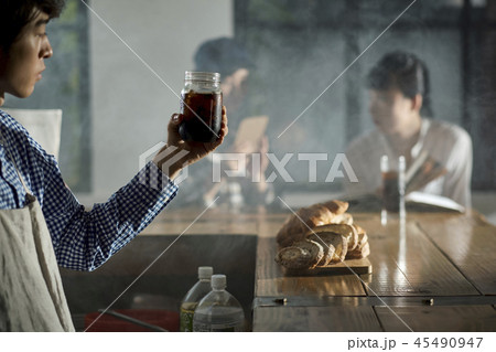 カフェで働くスタッフ カフェで働くスタッフ 45490947
