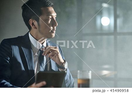 カフェでくつろぐビジネスマン カフェでくつろぐビジネスマン 45490958