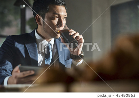 カフェでくつろぐビジネスマン カフェでくつろぐビジネスマン 45490963