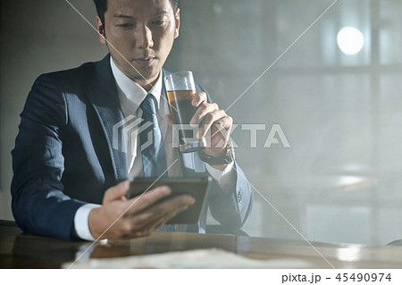 カフェでくつろぐビジネスマン カフェでくつろぐビジネスマン 45490974