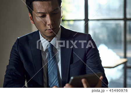 カフェでくつろぐビジネスマン カフェでくつろぐビジネスマン 45490976