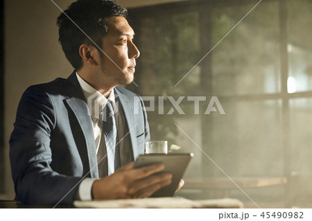 カフェでくつろぐビジネスマン カフェでくつろぐビジネスマン 45490982