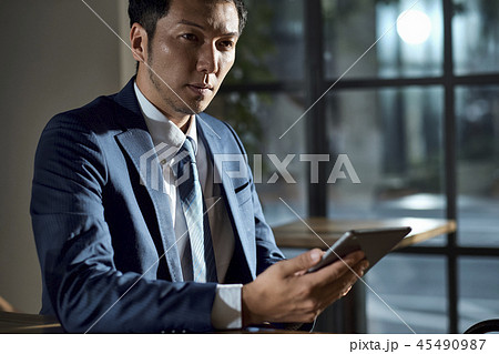 カフェでくつろぐビジネスマン カフェでくつろぐビジネスマン 45490987