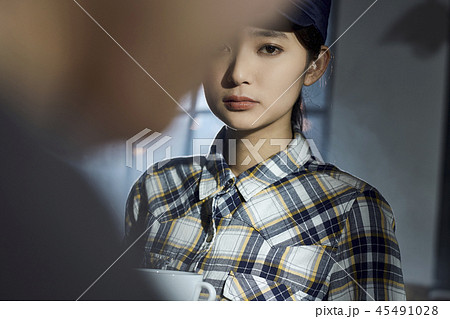 カフェで働くスタッフ 45491028