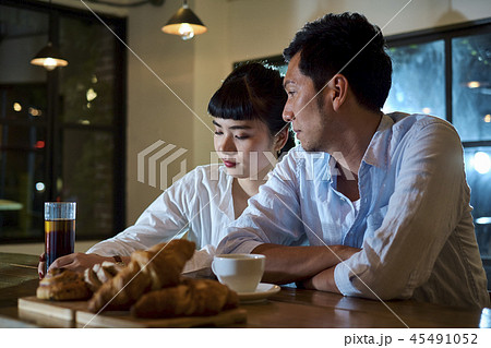 カフェでくつろぐカップル 45491052