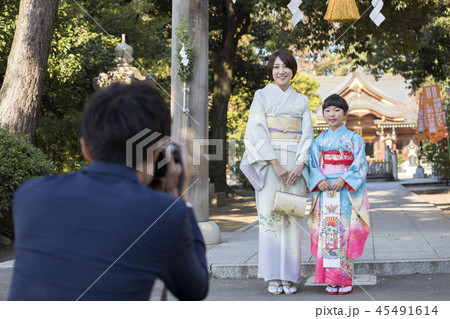 七五三の写真を撮影するお父さんの写真素材 [45491614] - PIXTA