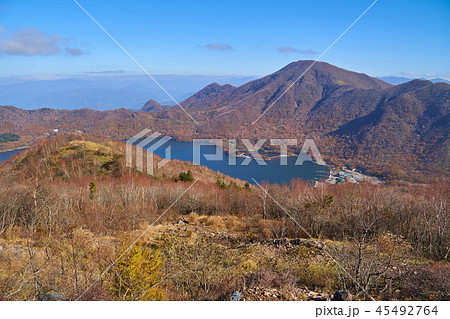 秋の赤城山 地蔵岳山頂から黒檜山と大沼方面を見る 45492764