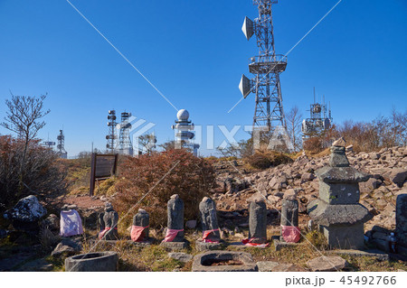秋の赤城山 地蔵岳山頂のアンテナ群とお地蔵様 秋の赤城山 地蔵岳山頂のアンテナ群とお地蔵様 45492766