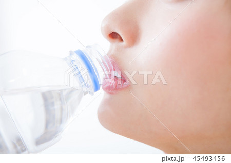 水を飲む若い女性 水を飲む若い女性 45493456