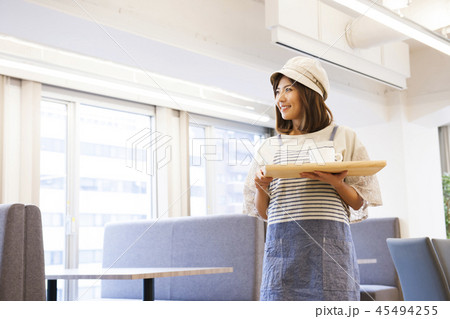 カフェ　レストラン　女性　若い女性　人物　経営者　オーナー　飲食店　店員　アルバイト　パート　　 45494255