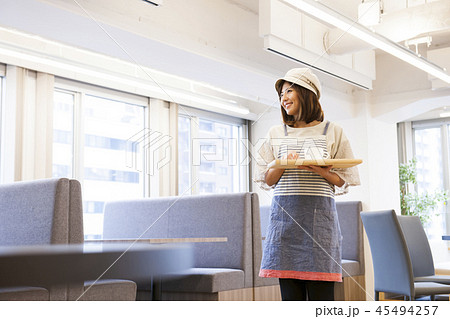 カフェ　レストラン　女性　若い女性　人物　経営者　オーナー　飲食店　店員　アルバイト　パート　　 45494257