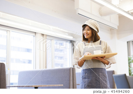 カフェ レストラン 女性 若い女性 人物 経営者 オーナー 飲食店 店員 アルバイト パート カフェ レストラン 女性 若い女性 人物 経営者 オーナー 飲食店 店員 アルバイト パート 45494260