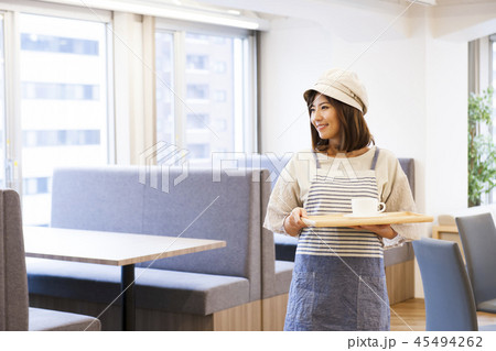 カフェ　レストラン　女性　若い女性　人物　経営者　オーナー　飲食店　店員　アルバイト　パート　　 45494262