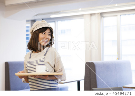 カフェ　レストラン　女性　若い女性　人物　経営者　オーナー　飲食店　店員　アルバイト　パート　　 45494271