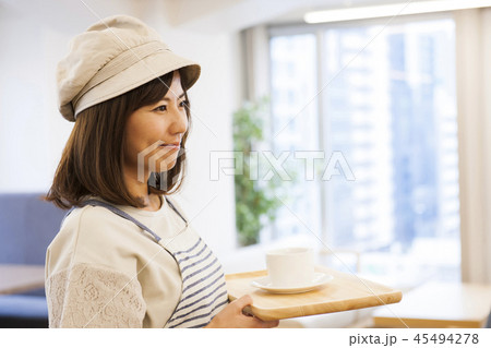 カフェ　レストラン　女性　若い女性　人物　経営者　オーナー　飲食店　店員　アルバイト　 45494278