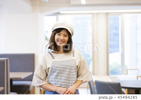 カフェ　レストラン　女性　若い女性　人物　経営者　オーナー　飲食店　店員　アルバイト　 45494285