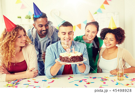 team greeting colleague at office birthday party 45498928