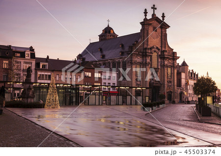 Rainy morning on Veemarkt in Mechelen Rainy morning on Veemarkt in Mechelen 45503374