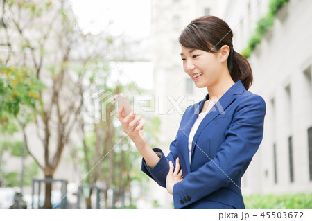 ビジネスウーマン 笑顔 スマホ ビジネスウーマン 笑顔 スマホ 45503672