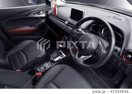 車の運転席 ハンドル  45504646