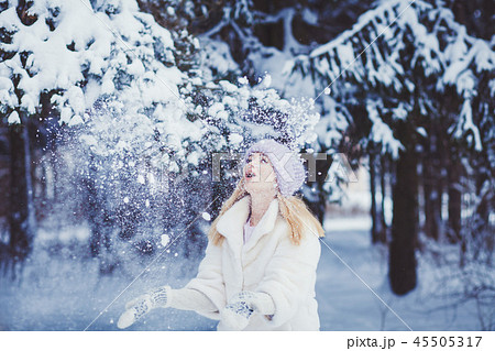 woman smiling and throwing snow 45505317