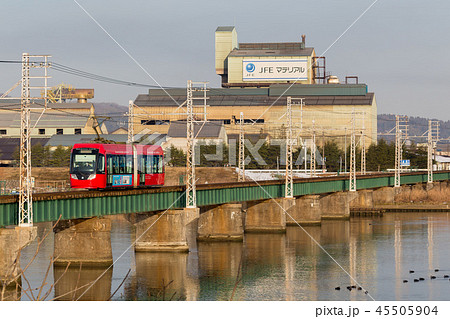 富山・庄川を渡る万葉線 富山・庄川を渡る万葉線 45505904