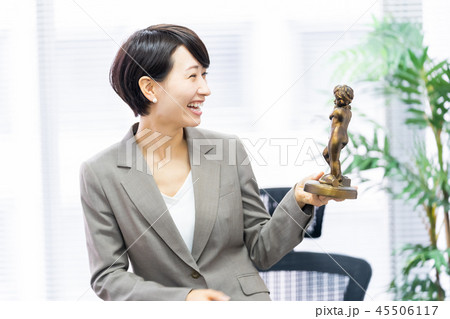 子供の像と話す女性社員 置物と会社員 子供の像と話す女性社員 置物と会社員 45506117