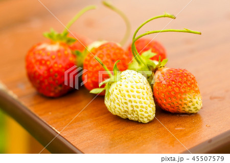 White and red strawberries lie in the sun. Delicio 45507579