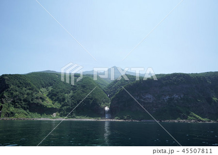 知床カムイワッカ湯の滝と羅臼岳（観光船オーロラ号からの眺望） 45507811