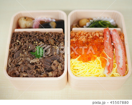 美味しい牛肉弁当と美味しい海鮮弁当 45507880