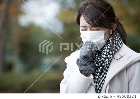 風邪気味 マスクをした日本人女性 冬 寒い　 45508321